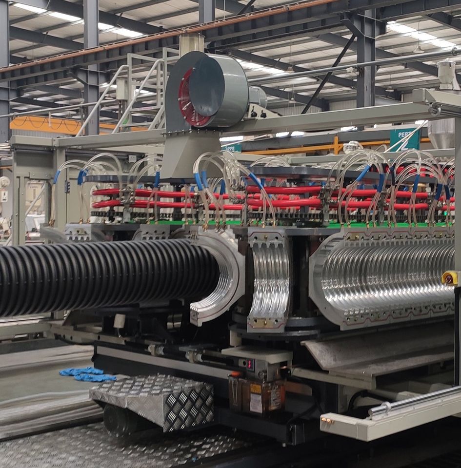 Ang mga single-wall corrugated pipe ay may malawak na hanay ng mga aplikasyon dahil sa kanilang flexibility at tibay. Narito ang ilan sa kanilang mga pangunahing gamit: